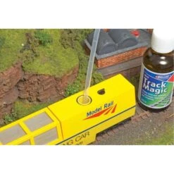 Deluxe Materials Track Magic, Track Cleaner -Model Trains DLMAC13 A2 HOW83KC2